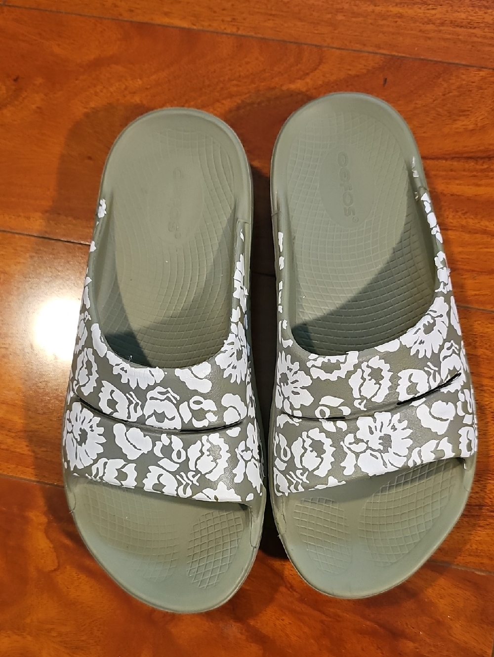 OOFOS OOahh Limited Edition Sage Green Floral Recovery Slide Sandals